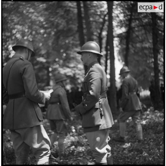 Un général de brigade de la 7e armée dans une forêt.