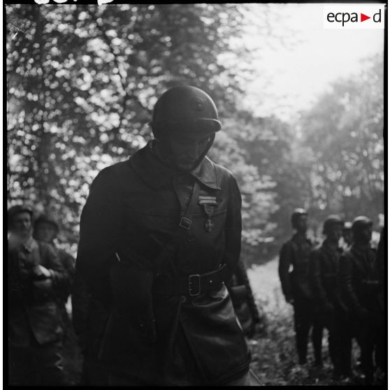 Portrait d'un lieutenant d'une unité motorisée décoré dans une forêt.