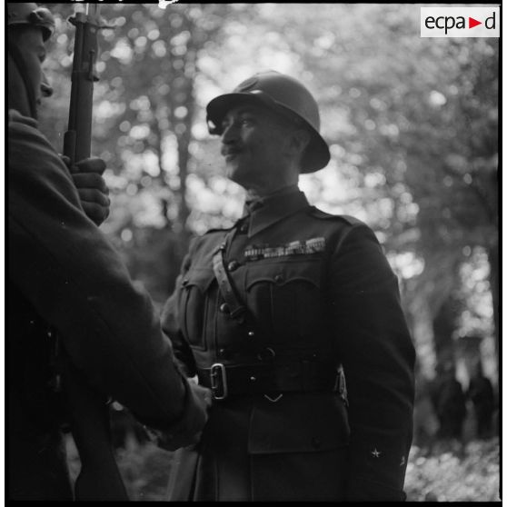 Un général de brigade félicite un soldat d'une unité motorisée de la 7e armée.