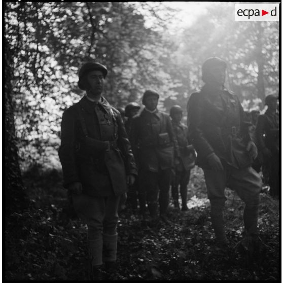 Décoration de deux soldats d'une unité motorisée de la 7e armée.