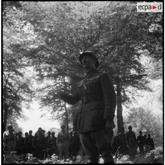 Un général s'adresse à la troupe lors d'une cérémonie de remise de décoration.