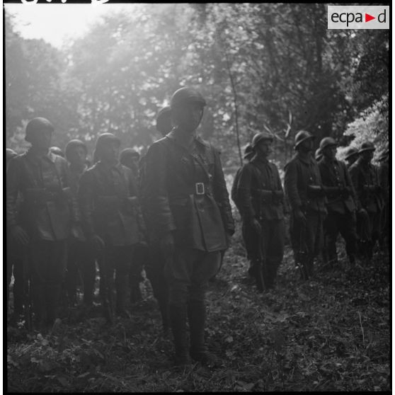 Un soldat d'une unité motorisée est décoré de la croix de guerre.