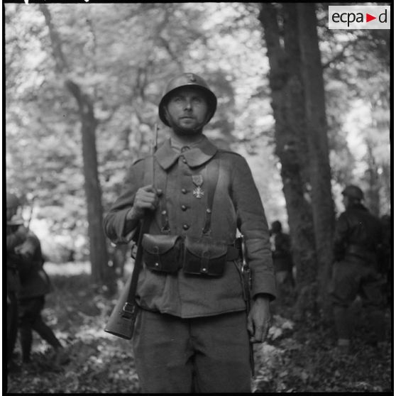 Portraits de fantassins de la 7e armée décorés de la croix de guerre dans une forêt.