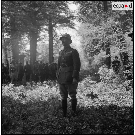 Un général s'adresse à la troupe lors d'une cérémonie de remise de décoration.