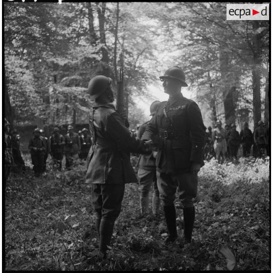 Un général de brigade félicite un soldat d'une unité motorisée de la 7e armée.