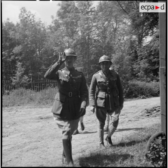 Un général de brigade et un officier supérieur se rendent à une remise de décoration.