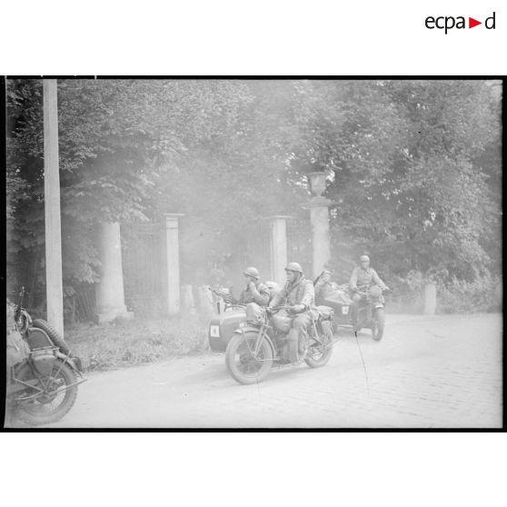 Des motocyclistes de la 7e armée quittent leur cantonnement.