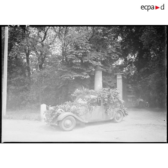 Une voiture de la 7e armée quitte son cantonnement.