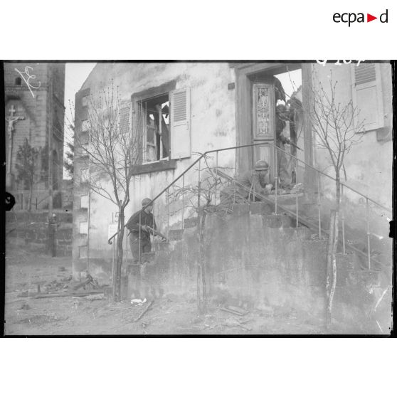 Combat de rue dans des habitations en ruine.