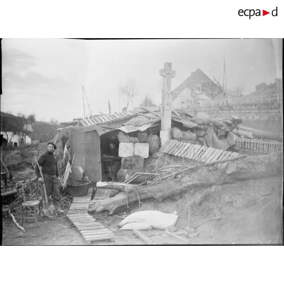 Soldats dans un abri de fortune.