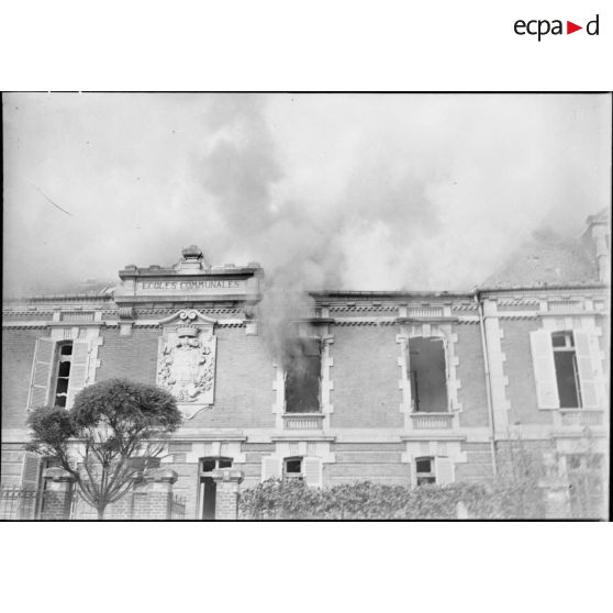 Une école communale incendié dans le secteur de la 7e armée.