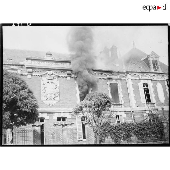 Une école communale incendié dans le secteur de la 7e armée.