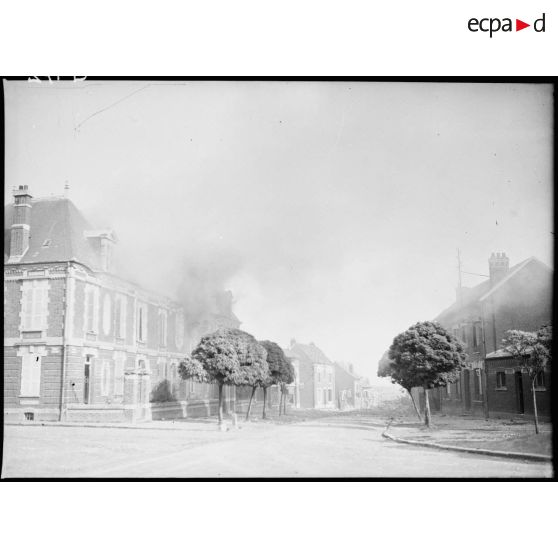 Une école communale incendié dans le secteur de la 7e armée.