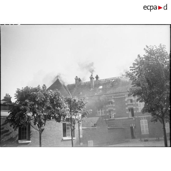 La cour d'école communale en flammes dans le secteur de la 7e armée.