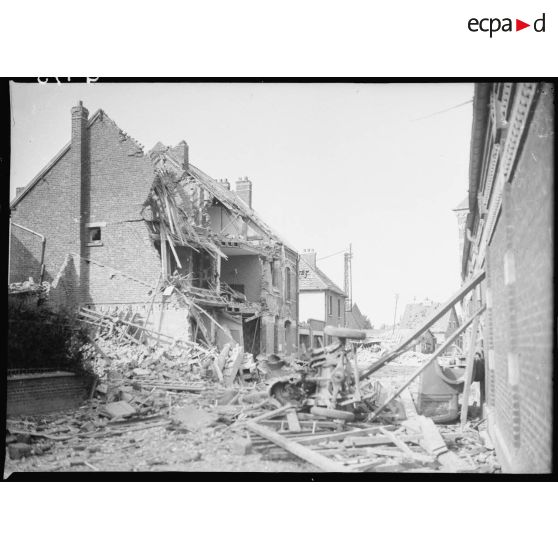 Vue d'un quartier d'habitations en ruine dans le secteur de la 7e armée.