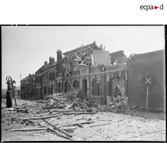 Un quartier d'habitations en ruine dans le secteur de la 7e armée.