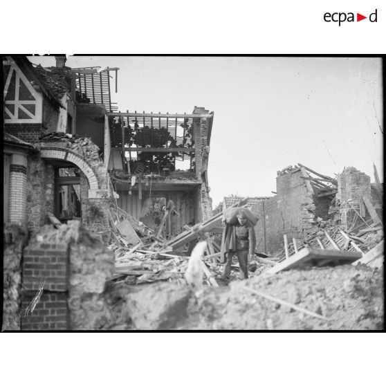 Un quartier d'habitations en ruine dans le secteur de la 7e armée.