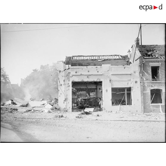 Un garage et une maison en ruine dans le secteur de la 7e armée.
