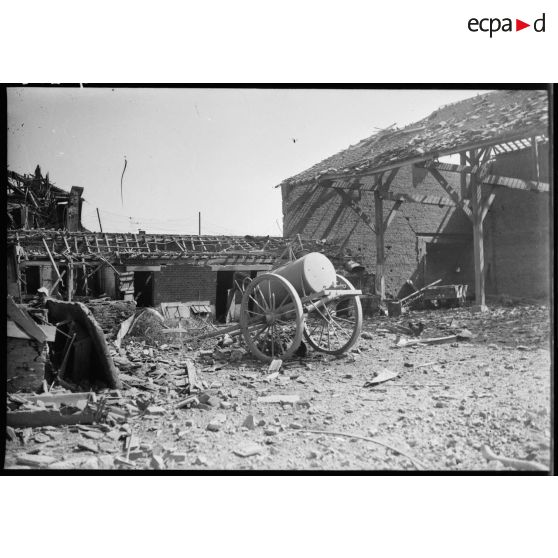 Une ferme en ruine dans le secteur de la 7e armée.