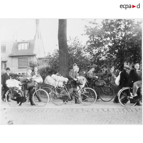 Des civils belges le long d'une route lors de l'exode.