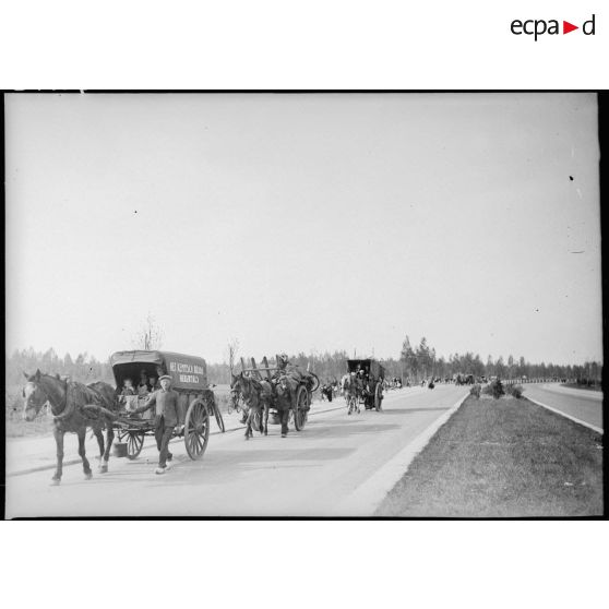 Des civils belges sur une route durant l'exode de mai 1940.