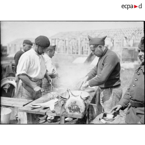 Des prisonniers allemands à la cuisine.