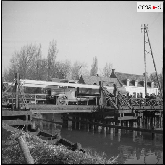 Vue d'ensemble du pont construit par les soldats du génie de la 12e compagnie des Ponts Lourds.
