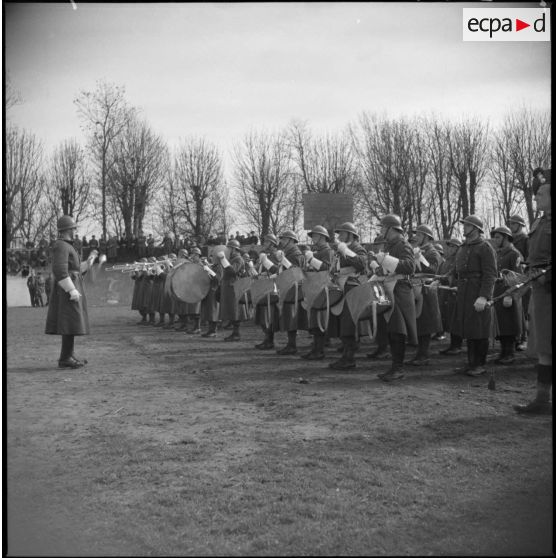Un orchestre militaire de l'armée française joue lors d'une rencontre sportive.