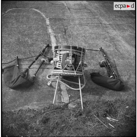 Deux cornemuses et un tambour d'un orchestre militaire de la British expeditionary force.