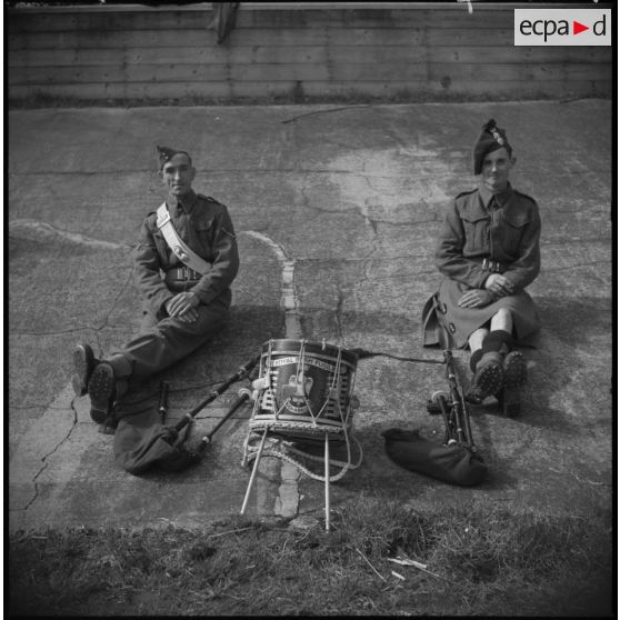 Des soldats britanniques de la British expeditionary force posent aux cotés de leurs instruments.