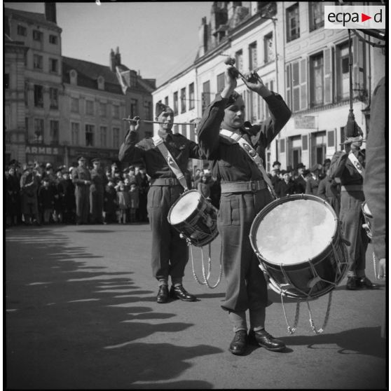 Des musiciens de la British expeditionary force jouent et défilent Place Victor Hugo à Saint-Omer.