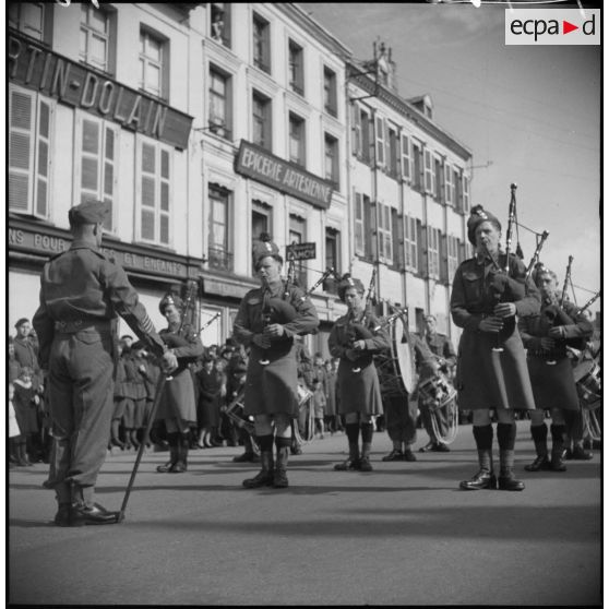 Un orchestre militaire britannique défile et joue Place Victor Hugo à Saint-Omer.