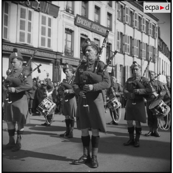Un orchestre militaire britannique défile et joue Place Victor Hugo à Saint-Omer.