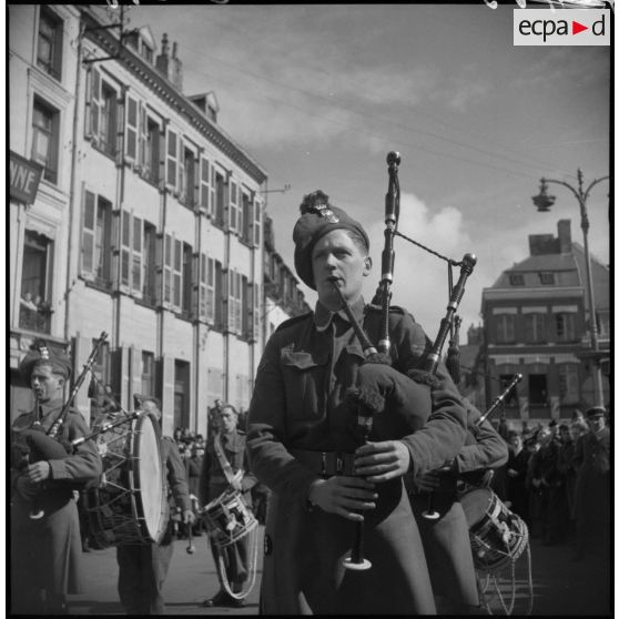 Un orchestre militaire britannique défile et joue Place Victor Hugo à Saint-Omer.