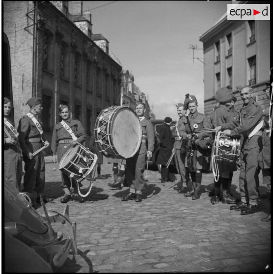 Des musiciens de la British expeditionary force dans une rue.