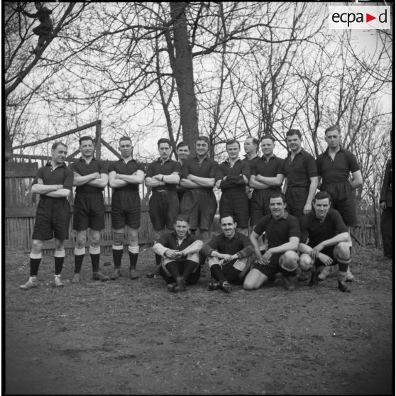 Une équipe de rugby pose devant le photographe.