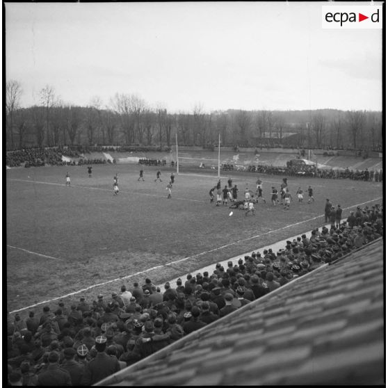 Un match de rugby entre des soldats français et britanniques.