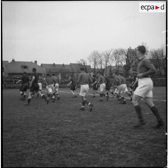 Un match de rugby entre des soldats français et britanniques.