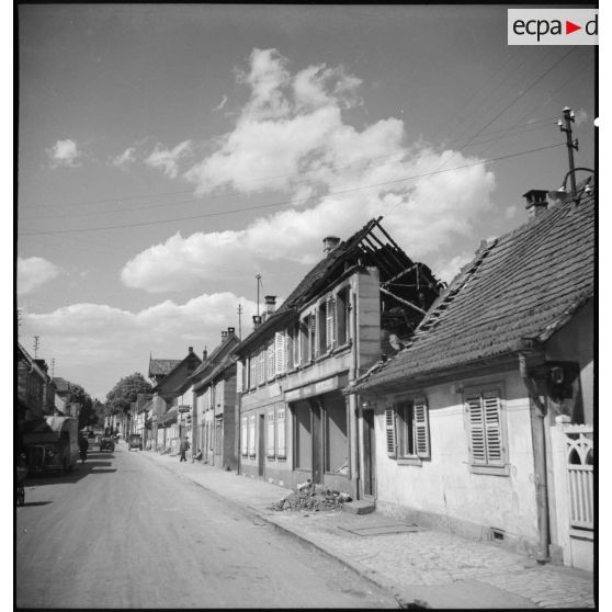 Un magasin de bonneterie et de mercerie de l'enseigne Schuster en ruine.