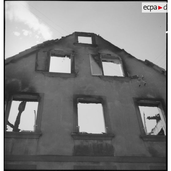 Une maison détruite, vue en contre-plongée, dans le secteur de la 7e armée.