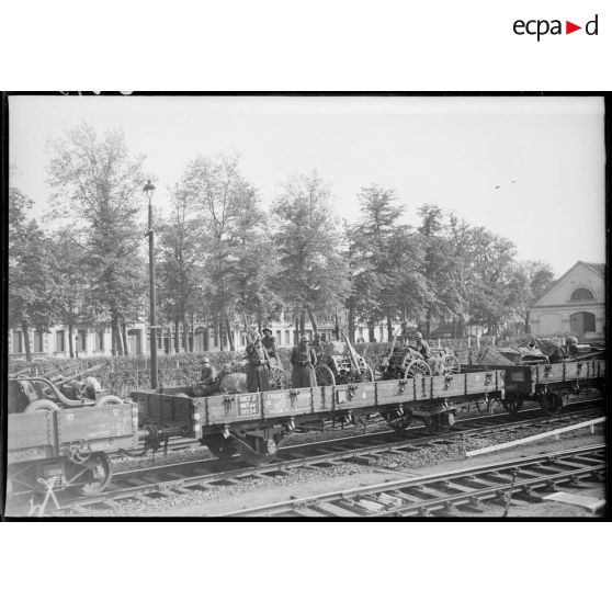 Un train transporte du matériel et des soldats de la 7e armée en Belgique.