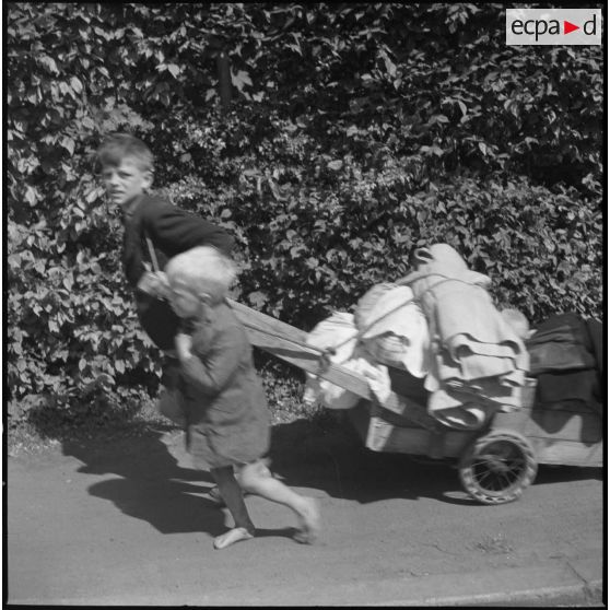 Des enfants tractent une charette.