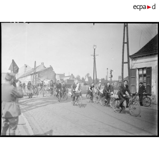 Des civils belges en vélos durant l'exode de mai 1940.
