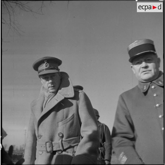 Un colonel de l'armée français est en présence du duc de Windsor lors de sa visite de défenses côtières dans la région de Dunkerque.