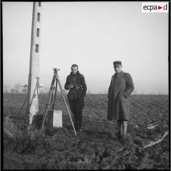 Un lieutenant et un soldat de la 7e armée posent à proximité d'un goniomètre.