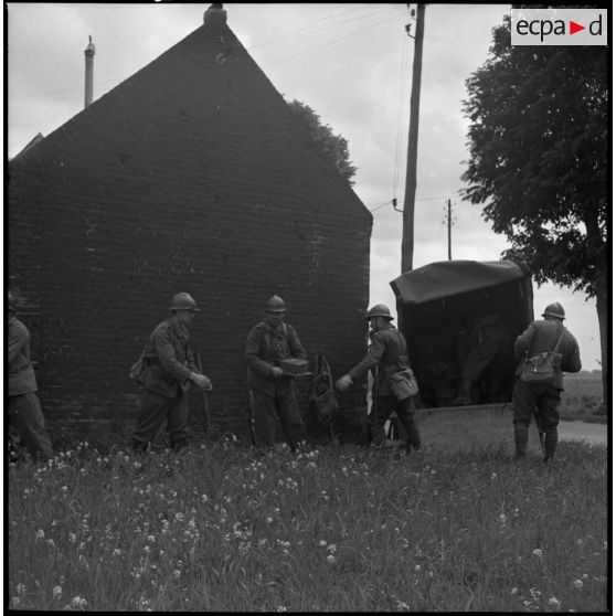 Des soldats déchargent un camion.