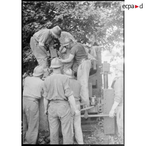 Des soldats de la 7e armée installent un canon long Schneider.