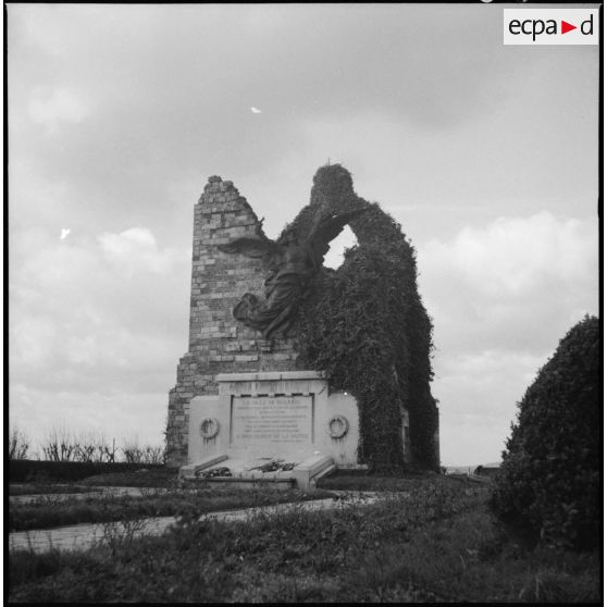 Un monument aux morts de 14-18 en ruine à Bailleul.