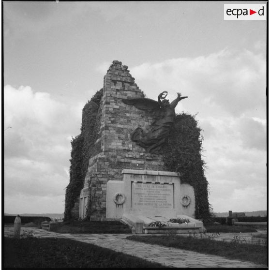 Un monument à la mémoire des morts de la guerre 14-18 endommagé à proximité de Bailleul.
