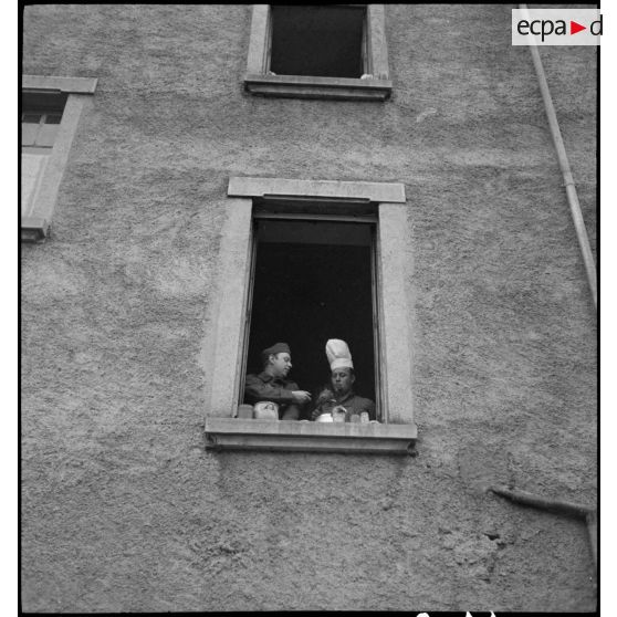 Cuisinier et soldat de la 8e armée préparant un repas.